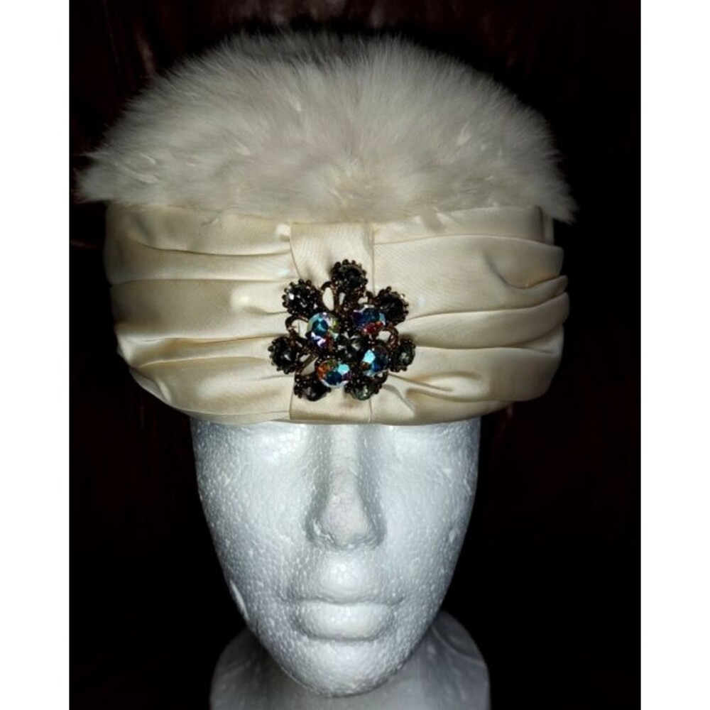 Women's Vtg G Howard Hodge Jr. Cream Fur Satin Pill Box Hat w Rhinestones Brooch